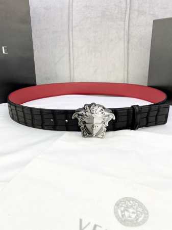 宽度4.0Cm Versace 范思哲 采用精挑细选进口牛皮，此款鹿皮腰带配有醒目的美杜莎头像搭扣，可为任何造型增添几分立体雅致效果。 - 点击图像关闭
