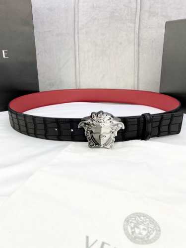 宽度4.0Cm Versace 范思哲 采用精挑细选进口牛皮，此款鹿皮腰带配有醒目的美杜莎头像搭扣，可为任何造型增添几分立体雅致效果。