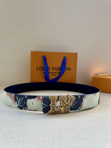 4.0宽 本款 Lv Initiales 双面腰带出自 Lv Portrait 系列，以拼接图案诠释团结和沟通主题。男女面孔之间穿插 Monogram 元素，光
