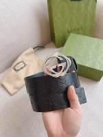 特 Gucci 互扣式双G带扣腰带，采用热压印技术的Gucci Signature皮革精制而成，触感厚实，印花图案清晰分明。时尚经典百搭款；皮带宽度：4.0Cm