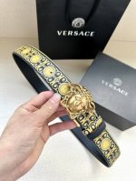 宽度4.0Cm Versace 范思哲 此款Palazzo腰带采用牛皮革面料制作，并饰有Le Pop Classique图案印花和标志性的旋转尾夹 美杜莎五金配