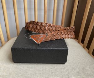 Prada 普拉达 专柜最新款 这款腰带融合休闲和精致的魅力 独特的编织图案别具巧思 搭配饰以涂珐琅三角形徽标的金属腰带扣 彰显prada独具特色的标志性元素