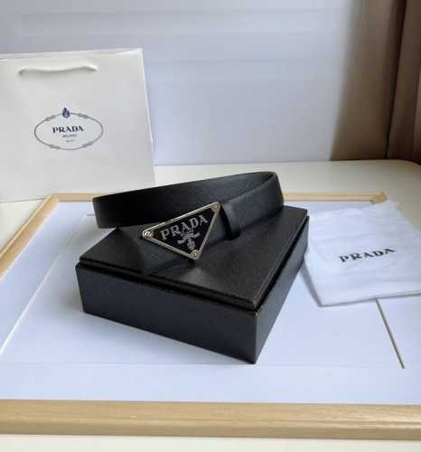 Prada 普拉达 专柜最新款 这款搭扣式腰带出自多功能的组合式配饰系列 可随心搭配 三角形徽标藉由普世的简约廓形彰显别具一格的特色和现代感 呈现精致质感 宽: