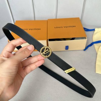 原版包裝 驢家女士腰帶 寬度2Cm 全新風格定制竖条纹襯托細膩的進口小牛皮 皮帶末端有金色金屬花卉點綴 花卉正面視有Logo鋼印標識 搭配新款字母搭扣 經典百搭
