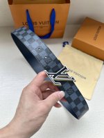 lv Speed 双面腰带借由金属搭扣的反差色彩洋溢动感格调，可为牛仔造型或商务着装平添潮流意味。Monogram 帆布和柔滑牛皮革提供多种搭配选择