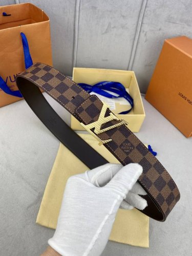 特 4.0宽 Pyramide 双面腰带为经典 Monogram 帆布融入 2021 秋冬系列宣言，翻转可见纯色小牛皮。LV Pyramide 搭扣此次焕发漆光