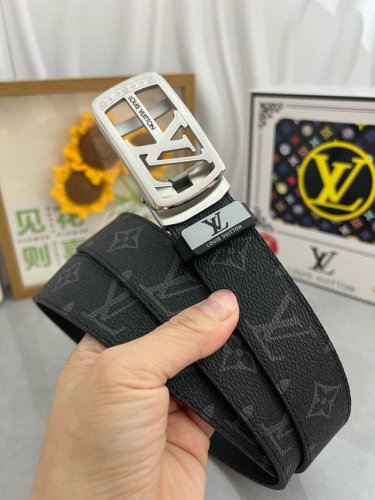 品名：Lv..路易..威登自动带 材质：原单牛皮腰带 百分百头层牛皮腰带保证真皮，24K纯钢扣，专柜原单品质、做工精细，时尚大牌，送人自用首选 包装： 请认准如