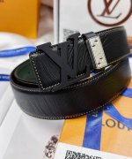 皮带：Lv..路易..威登顶级复刻. 腰带：原单品质百分百进口原厂头层牛皮，保证真皮。哑面烤漆喷砂工艺.真空电镀.永不掉色.24K纯钢扣头层小牛皮荔枝纹双面两用