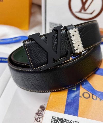 皮带：Lv..路易..威登顶级复刻. 腰带：原单品质百分百进口原厂头层牛皮，保证真皮。哑面烤漆喷砂工艺.真空电镀.永不掉色.24K纯钢扣头层小牛皮荔枝纹双面两用
