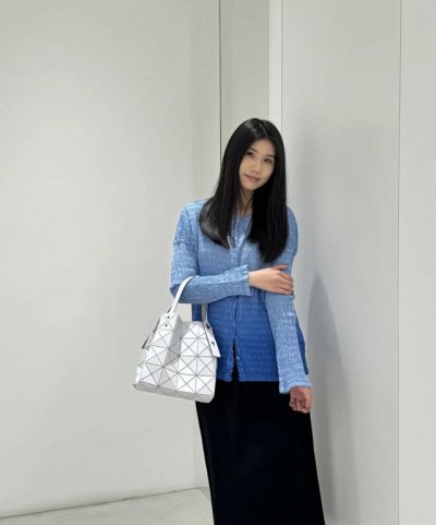 原单跑量 Isseymiyake Baobao｜三宅一生 新款 Carat 钻石包，这系列的颜色都好高级~可以手提和单肩~手腕两个扣可以调节长度~有两个尺寸可以