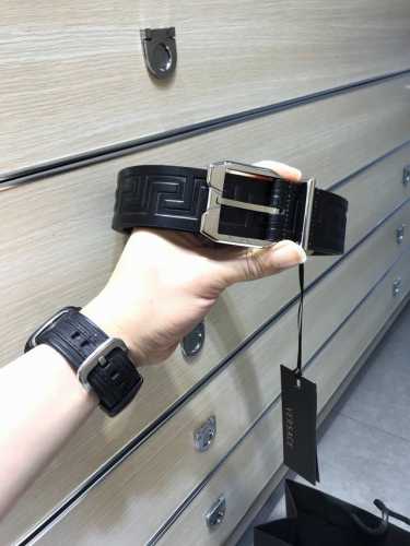 范思哲～专柜同款、实拍专柜官网，尺寸:38Mm，原版立体人头针扣，长城回纹，极富设计美感 ，双面采用进口原版小牛皮压花，清晰美观，皮质软，手感舒适，档次高，高清