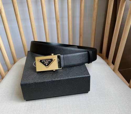 Prada 普拉达 专柜最新款 这款百搭配饰定格简约而考究的设计 优雅的Saffano皮革交叉平行线纹理平添别样的微妙韵致 自动扣金属刻字徽标点缀别具一格的特色