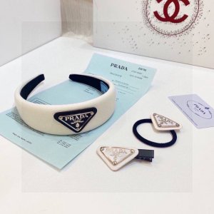 特 爆款 三件套 配专柜包装 Prada 普拉达 发箍、发圈、发夹 三件套 可分开搭配 经典Logo 非常洋气 百搭，非常飒的一套 名媛必入！