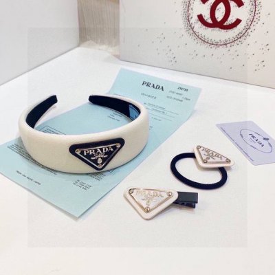 特 爆款 三件套 配专柜包装 Prada 普拉达 发箍、发圈、发夹 三件套 可分开搭配 经典Logo 非常洋气 百搭，非常飒的一套 名媛必入！