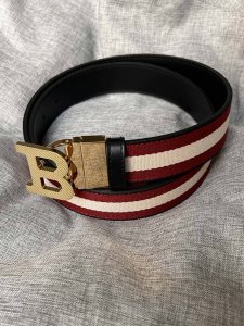 特P200 Bally（巴利）专柜同款 男士休闲腰带 宽3.5Cm 这款 B Buckle 腰带以合成织物制成，采用双面设计，一面饰有 Bally Stripe