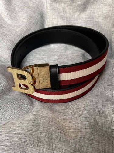 特P200 Bally（巴利）专柜同款 男士休闲腰带 宽3.5Cm 这款 B Buckle 腰带以合成织物制成，采用双面设计，一面饰有 Bally Stripe
