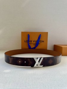 4.0宽 Lv pyramide This Is Not Mng 双面腰带令 Monogram 图案沉入朦胧意境 反面衔接做旧光滑牛皮革 一展艺术气息 Lv p