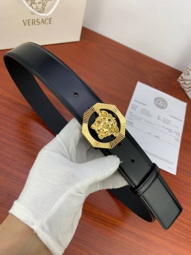 宽度4.0Cm Versace范思哲光亮开边珠平纹带身双面头层 此款腰带配有醒目的美杜莎头像搭扣，可为任何造型增添几分立体雅致效果。