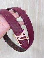 Flowergram 双面腰带选用 Monogram 帆布和 Monogram 压纹皮革演绎两式风尚，以宛若珠宝的柔美搭扣致意 Monogram 花卉，可为各式