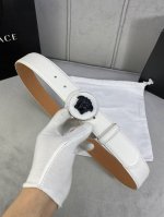 宽度4.0Cm Versace范思哲平纹磨砂底双面头层、此款腰带配醒有目的美杜莎头搭像扣，可为任何型造增添分几立体雅效致果