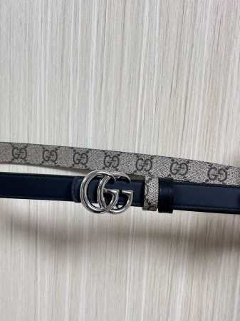 2025秋冬系列焕新演绎富有辨识度的Gg Marmont系列。这款双面腰带采用Gg Supreme与皮革材质匠心打造，缀饰双G搭扣。 商品细节 一面为米色和深棕 - 点击图像关闭