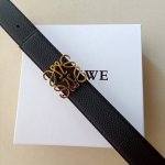 品牌:罗意威 价格:特 尺寸:带宽32Mm 正品尺寸 五金材质:专柜精品扣，真空电镀，工艺精细 带身材质:天然头层牛皮，质感十足，手感柔软。时尚个性，经典百搭！