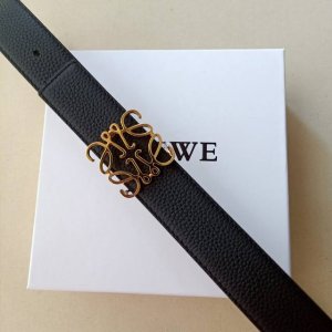 品牌:罗意威 价格:特 尺寸:带宽32Mm 正品尺寸 五金材质:专柜精品扣，真空电镀，工艺精细 带身材质:天然头层牛皮，质感十足，手感柔软。时尚个性，经典百搭！