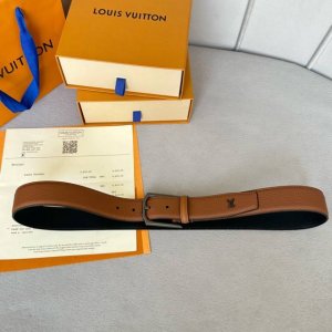 特 寬度：35Mm 驢家最新品 男士經典頂級休閒腰帶 寬度35毫米 品牌專用togo荔枝紋小牛皮搭配小牛皮底 全新開模精品針扣設計 尾部有相同五金品牌字樣 與腰
