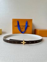 2.0宽 Lv Mini Flowergram 双面腰带取材 Monogram 帆布和缝线皮革，以尖瓣 Monogram 花卉搭扣映衬榄尖形腰带末端，为纤细设计