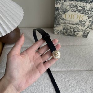 Dior新款腰带采用光滑牛皮材质精心制作，搭配富有光泽的珍珠饰面金属腰带扣，彰显优雅线条，并镌刻以Cd标志点缀，经典优雅，可与牛仔裤、半身裙或连衣裙轻松搭配。宽