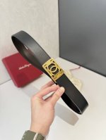 菲拉～格慕 Salvatore ～Ferragamo 是一家意大利奢侈品牌，以其高品质的皮革制品、鞋履和配饰而闻名。菲拉格慕的腰带是其经典产品之一，通常采用优质
