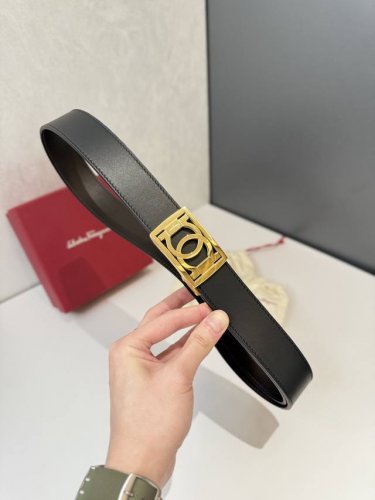 菲拉～格慕 Salvatore ～Ferragamo 是一家意大利奢侈品牌，以其高品质的皮革制品、鞋履和配饰而闻名。菲拉格慕的腰带是其经典产品之一，通常采用优质