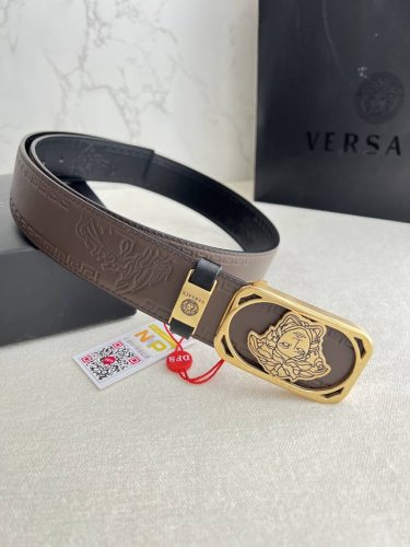 品名：Versace.范思哲原单腰带 皮带 型号：挂扣，经典人头纯钢材质扣头，头层牛皮，图片实物拍摄 材料：百分百头层牛皮，保证真皮。24K纯钢扣双面可用专柜同