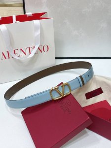 Vlogo Signature可双面佩戴小牛皮腰带 - 黄铜Vlogo Signature搭扣 -外层金属质感小牛皮 -内部亮面小牛皮 -宽度：3厘米