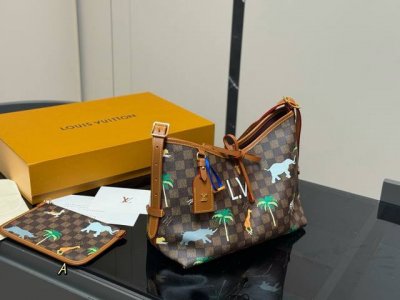 配折叠盒 Size： 29*25Cm 中 Lv 最强者Carryall， 可爱休闲都Ok哈 Carryall是真的强！ 内附一只收纳零钱包， 性价比无比在线了
