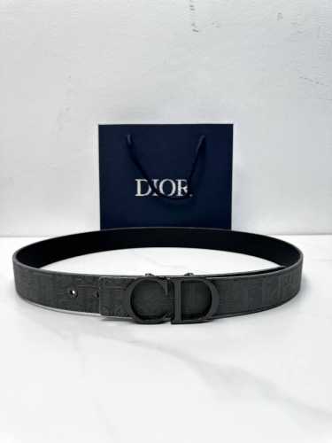 宽度3.5Cm Dior 这款 35 毫米双面腰带结合典雅气质与摩登风范。双面设计，一面采用深灰色 Oblique 印花面料，另一面采用同色调粒面牛皮革。可搭配