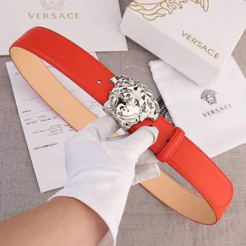 宽度4.0Cm Versace 范思哲 此款柔软的皮带饰彩色3D美杜莎腰带扣，可搭配正装或休闲牛仔装。