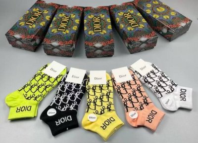 特 Dior 迪奥D家女款袜子 一盒五双 纯棉材质，上脚柔软舒适，经典的D家字母Logo，炒鸡Nice大牌出街，潮人必备超好搭
