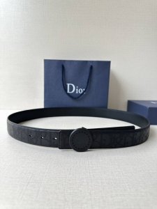 宽度3.5Cm 这款 Dior Charm 腰带扣是夏季男装系列新品，采用不锈钢真空电镀菱饰面精心设计，重新演绎经典的 Dior 标志。可与各式 35 毫米腰带