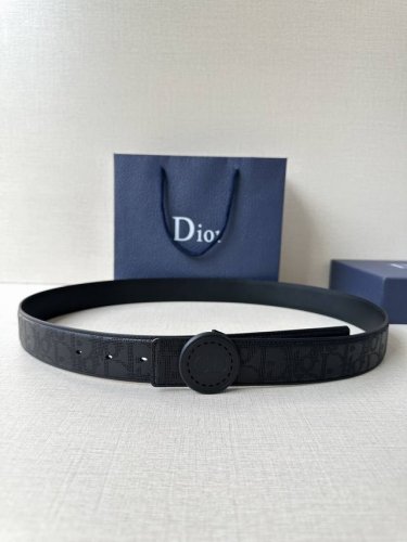 宽度3.5Cm 这款 Dior Charm 腰带扣是夏季男装系列新品，采用不锈钢真空电镀菱饰面精心设计，重新演绎经典的 Dior 标志。可与各式 35 毫米腰带