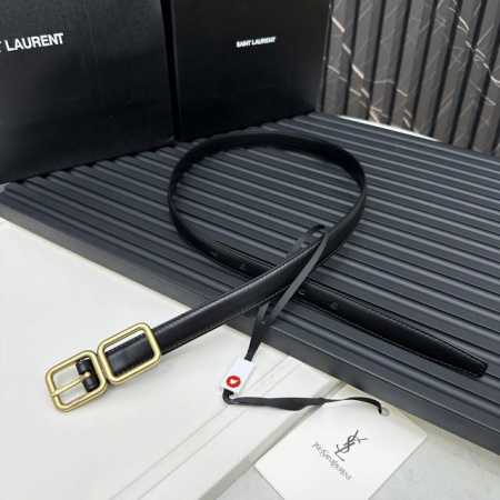 双扣腰带，镌刻saint Laurent Paris标志。 收起 牛皮革 尺寸：2厘米 金色金属配件 可调节搭扣开 - 点击图像关闭