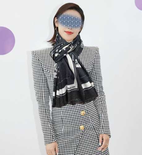 上新 2620爱马士银丝最新款 女人们必备款 闪闪发光 顶级设计太美了，真心赞 羊绒绒长巾 实物真心美 披肩配以印花无论设计喷绘都是非常到位细节都可见整个围巾给