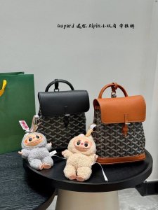 带拉布布挂件！ 背不腻的Alpin Mini Goyar D戈雅双肩包 自重很轻哦！ 背法也可以随意切换 Mini Size上身的休闲时髦感 我真的怎么背都背不
