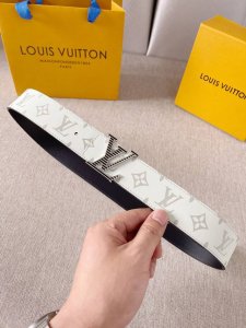 特 Lv：路易威登4.0双面腰带，进口胎牛皮头层丝绸5D彩印老花面，结合小牛皮头层平纹底。搭配可拆卸字母精品钢扣，双面可用支持Nfc