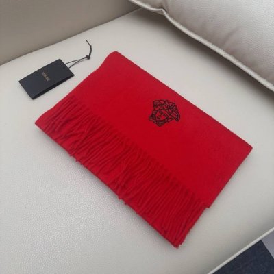Versace经典Medusa围巾，羊毛混纺材质，柔软又保暖，秋冬必备中央美杜莎刺绣超有辨识度，奢华感满满计。两端流苏设计，时髦又百搭，无论休闲还是正式场合都能