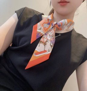 上新，重磅斜纹真丝飘带，绝对的好货，正品开版，专柜同步 爱马仕新款Twilly，顶级斜纹真丝打造 超精细的印花 字迹非常清晰 规格：5X86Cm，100%斜纹真