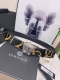 范思哲versace此款双面腰带采用光滑的saffiano皮革制作，并配有3D美杜莎腰带扣。一面为单色设计，另一面饰有tabloid印花。此款印花既是对当下名人