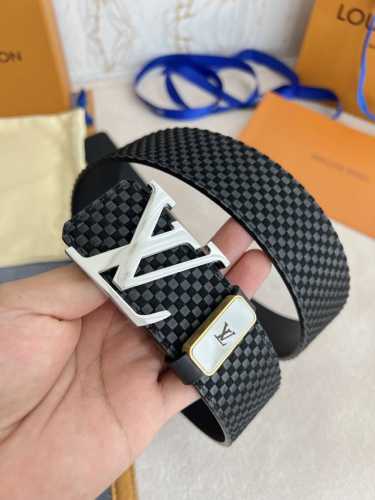 品名： Lv..路易..威登腰带皮带原单 型号：挂扣，经典纯钢材质挂扣，头层牛皮，图片实物拍摄 材料：头层牛皮，挂扣系列，纯钢材质扣头，钯镀电镀工艺永不掉色。原