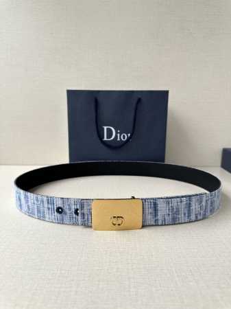 宽度3.5Cm Dior 这款不锈钢金属腰带扣是春季系列新品，展示 Cd Icon 标志和 Oblique Cosmo 图案，致敬 Dior 的经典图案。可与各 - 点击图像关闭