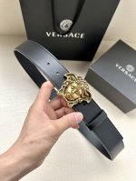 宽度4.0Cm Versaec 范思哲 此款时尚腰带由柔软的小牛皮革制成，饰有立体美杜莎！扣头五金采用真空电镀 。